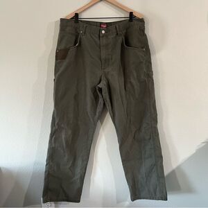 Men’s Wrangler Olive Green Cargo Pants with Relaxed Fit and Utilitarian Style